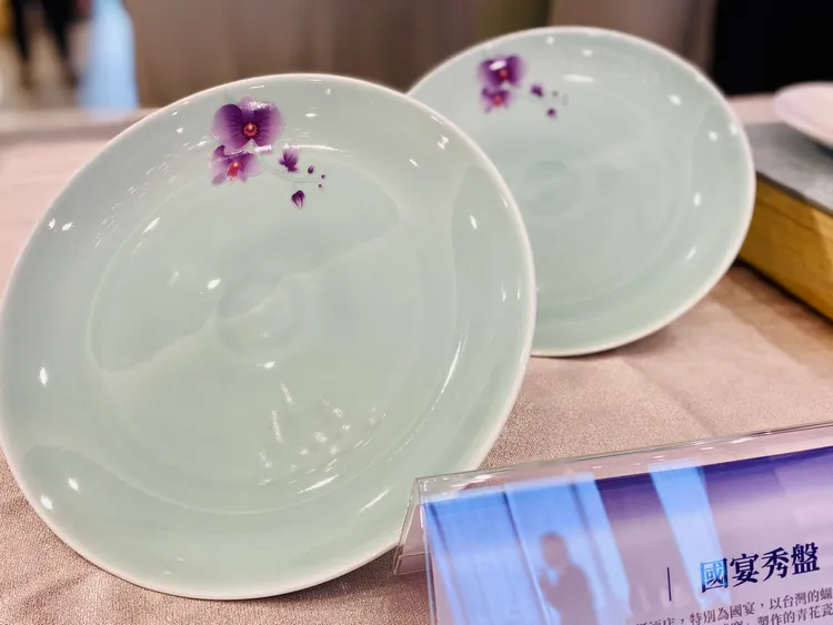 國宴秀盤由鶯歌「安達窯」製作青花瓷器，呈現台灣蝴蝶蘭之美。王志弘攝