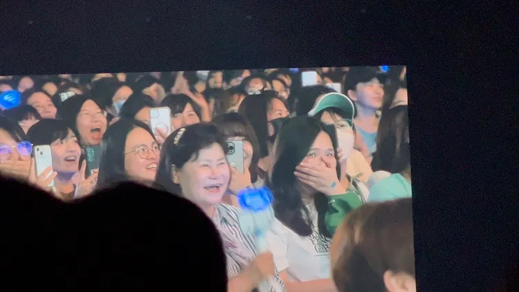 圭媽在台下本來想起身，被圭賢制止。讀者提供