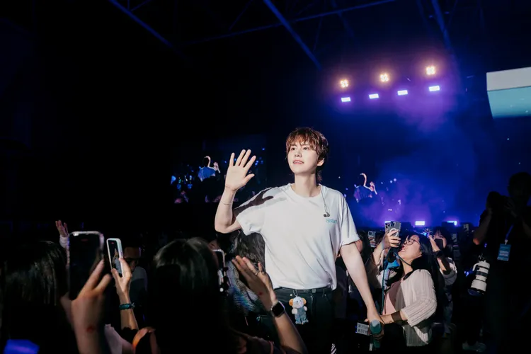 圭賢最後走下台繞場跟粉絲揮手道別。D-SHOW提供