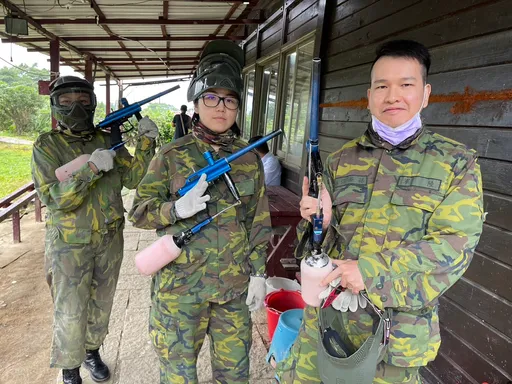 高中生對警察「開槍」！原來是漆彈聯誼　識詐宣導寓教於樂