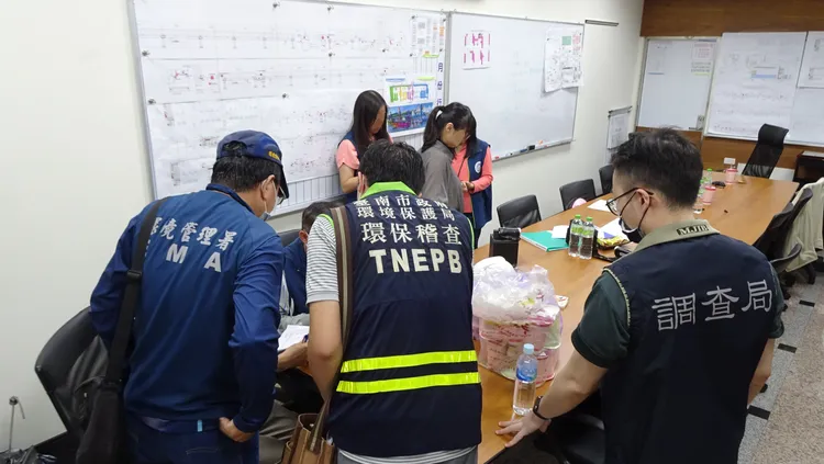 環檢調共同執行搜索行動。環管署提供