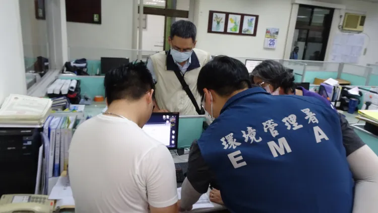 查核業者操作紀錄及空污費申報資料。環管署提供