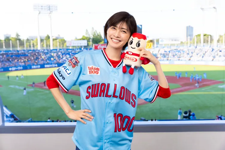 內田有紀應邀到神宮球場開球。翻攝自X社群@Yakult_Man