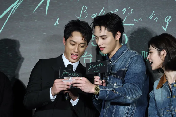 劉俊謙（左）和范少勳（中）感情超好。攝影中心攝