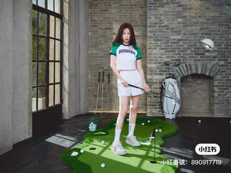 虞書欣以撞色短袖T恤搭配白色短褲。翻攝MLB品牌小紅書