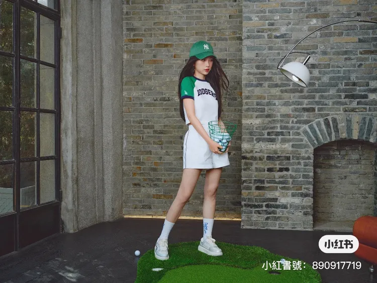虞書欣在形象照中演繹夏日學院風。翻攝MLB品牌小紅書