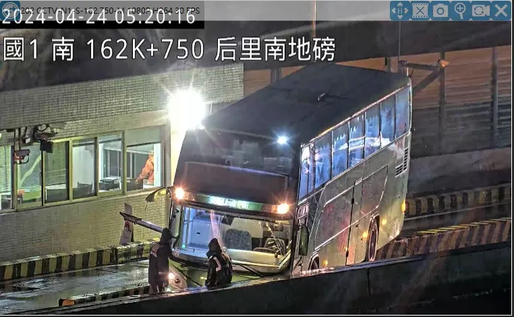 高公局提醒雨中行車更應開啟大燈、保持較長的跟車距離等4招避免事故。高公局提供