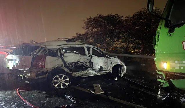 高公局舉例因雨天變換車道不當而導致之死亡案例，提醒用路人隨時注意周遭動態。高公局提供