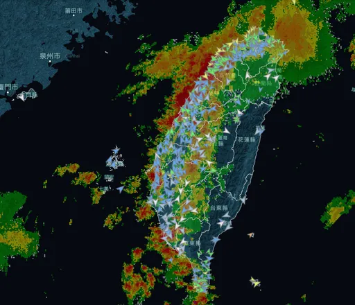北部外海閃電秀！5縣市淹水警戒「鋒面持續南襲」　西半部天氣劇烈