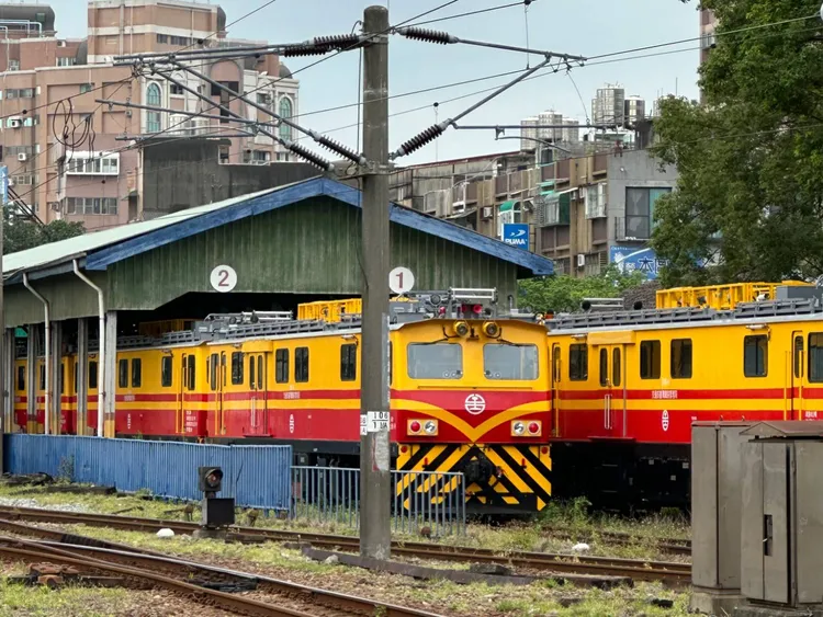 最重要的7輛大型砸道機、及20輛中型砸道機，預定今年底開始交車。台鐵提供