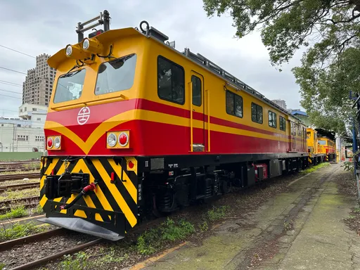 台鐵25輛電車線工作車、吊桿車23日驗收 中大型養路機械年底交車
