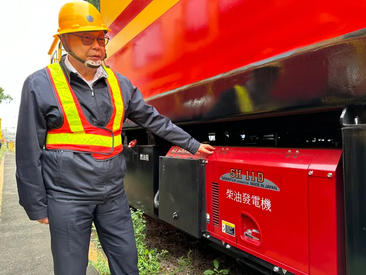 台鐵公司董事長杜微，實地察看新式電車線工作車。台體提供