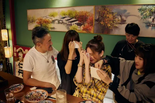 何如芸自責在家睡死錯失父最後一面 見他截角身分證悔恨排山倒海失眠了