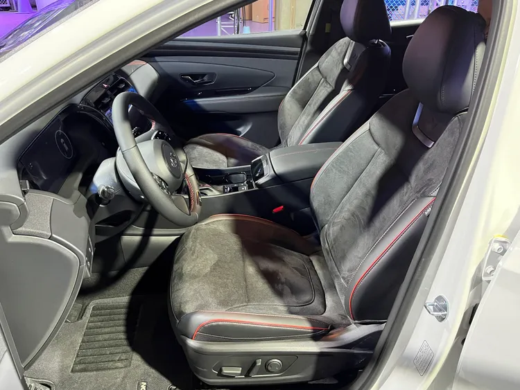 類麂皮的運動座椅既防滑又具有絕佳支撐效果，紅色車縫線的點綴更是為整個車內增添了動感。林浩昇攝