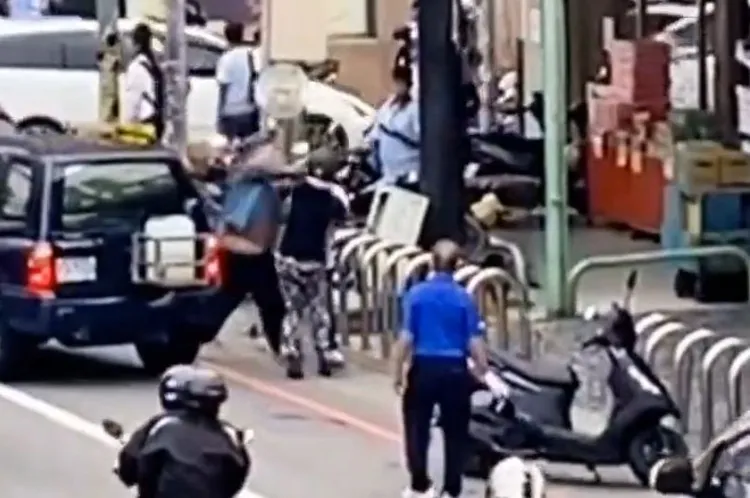 行車糾紛引爆兩男街頭互毆。翻攝社會事新聞影音