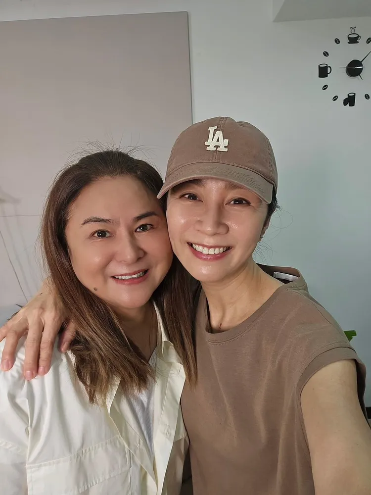 方文琳（右）擁抱裘海正。翻攝方文琳臉書