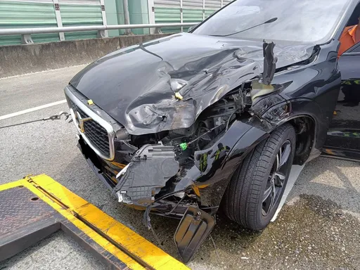 天外飛來輪胎！國3龍潭段砂石車輪脫落　擊中2車釀4傷