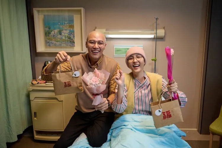 張睿家（左）飾演何明傑，陪罹癌的太太李亞倪（魏蔓飾）剃光頭。大愛提供