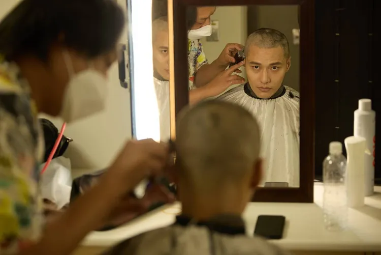 張睿家近40年人生，拍大愛劇《血拾人生》首次剃光頭。大愛提供