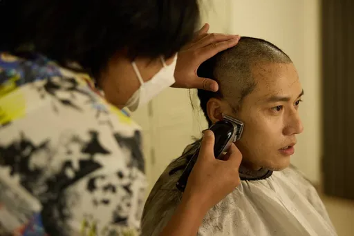 張睿家39年人生首剃頭 嘆「為愛落髮需要很大勇氣」