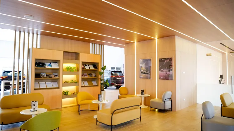 客戶區利用井字型燈光設計，搭配大量木質建材交錯，打造貼近自然、無壓力感受。業者提供