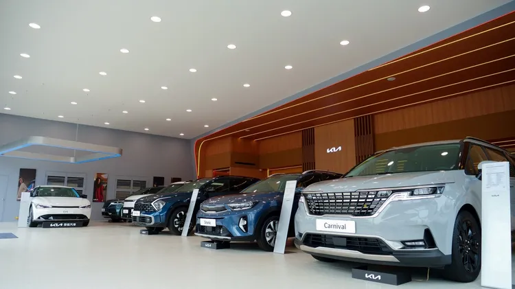 Kia全新升級的3S展示中心，以全新CI 2.0品牌識別亮相，並遵循「Kia Store」的空間概念。業者提供