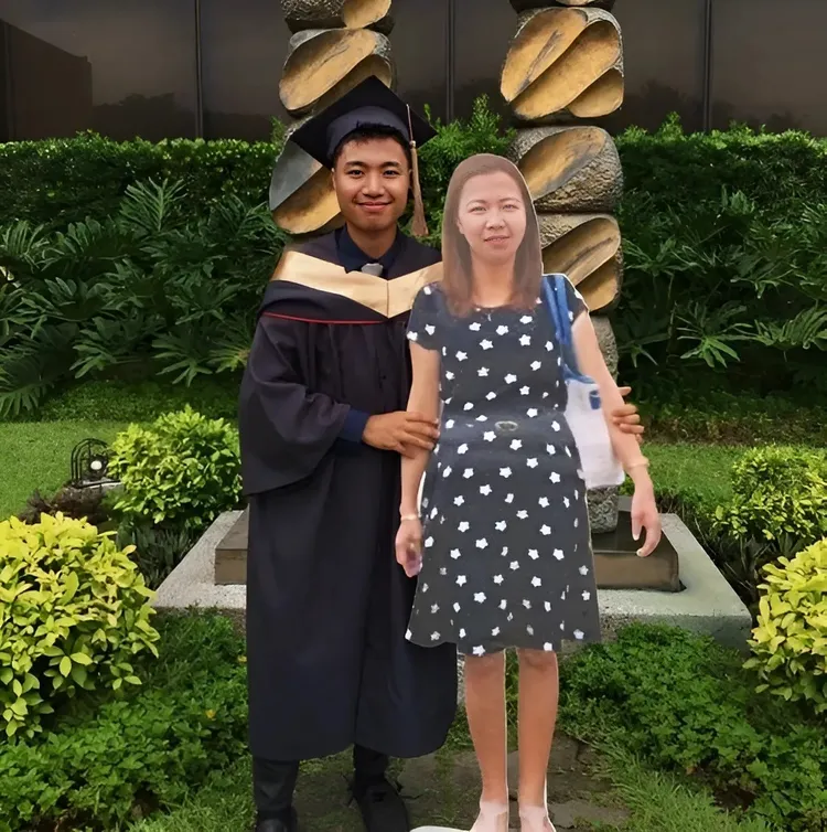 菲律賓男大生阿林頌選媽媽生前最愛的照片，做成等比例人形立牌。翻攝X@Paulo John Alinsog