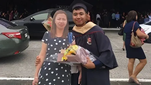 「媽媽我做到了」男大生抱人形立牌參加畢典 母親節最催淚照片