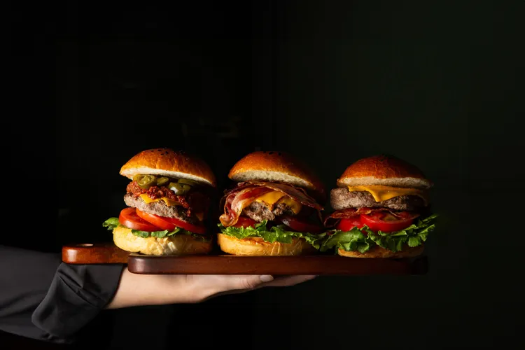 台北萬豪酒店國際漢堡日活動，點購經典牛肉培根切達起司漢堡，免費招待風味漢堡三選一。業者提供