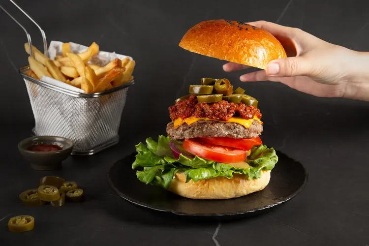 台北萬豪酒店國際漢堡日期間限定「墨西哥辣椒牛肉起司漢堡」。業者提供