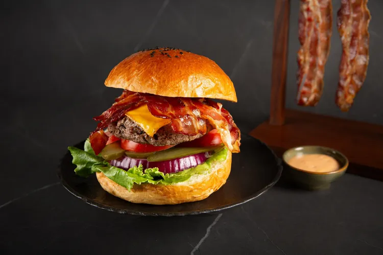 台北萬豪酒店國際漢堡日期間限定「楓糖煙燻培根起司漢堡」。業者提供