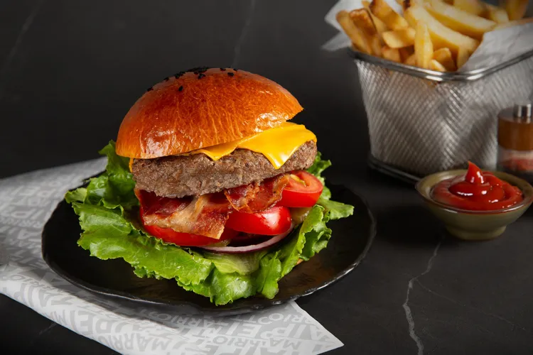 台北萬豪酒店「經典牛肉培根切達起司漢堡」又被稱為萬豪漢堡，延續集團經典風味。業者提供