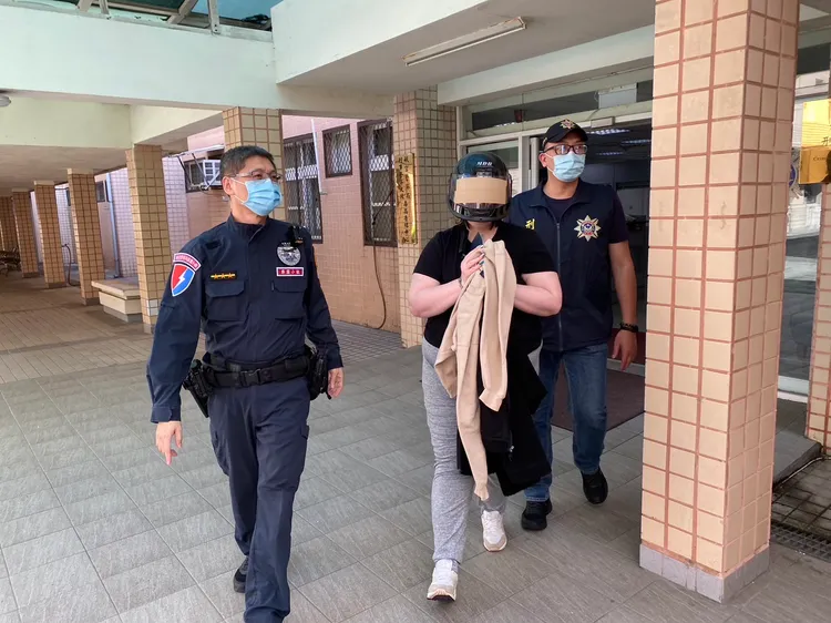 加拿大籍女子移送。航警局提供