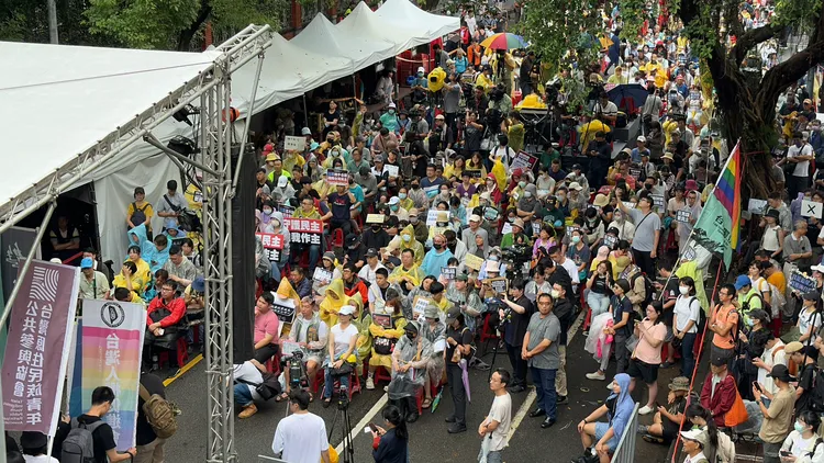 300民眾集結立法院外。彭欣偉攝