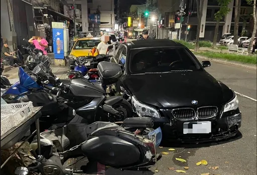 毒蟲駕BMW遇警攔查心虛逃逸 跑沒百公尺自撞分隔島!「痛到哀號」畫面曝光