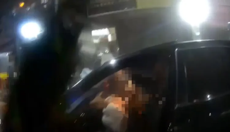 男駕駛自撞路邊車輛後停下，車門打開後因腰椎受傷不斷哀嚎。翻攝畫面