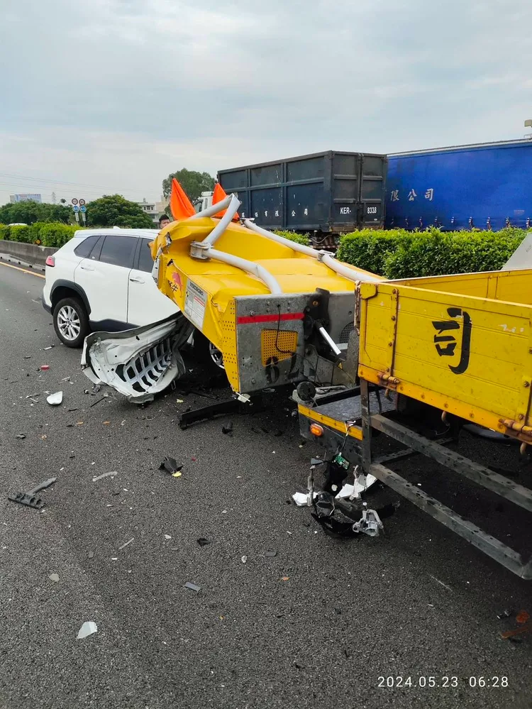 這起事故造成休旅車內2人受傷送醫。民眾提供