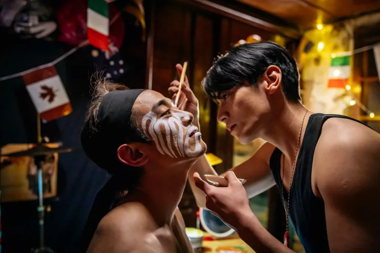 宋柏緯（右）與初孟軒（左）畫臉飄曖昧。CATCHPLAY提供