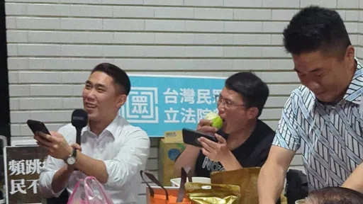 直擊|黃國昌超嘲諷!嗑芭樂嗆民進黨「花10億養29個廢物監委」