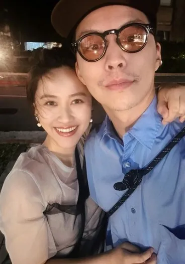 網友乍看以為Sandy老公是坤達。翻攝Sandy IG