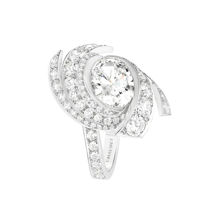 CHAUMET 	
Torsade de Chaumet 18K白金戒指，鑲嵌重3.02克拉橢圓形切割鑽石及明亮式切割鑽石。品牌提供
