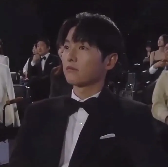 宋仲基在典禮待到最後。翻攝官網直播