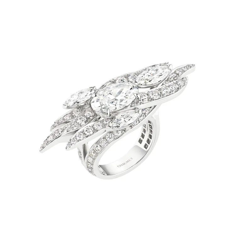 CHAUMET À Fleur d'Eau 18K 白金戒指，鑲嵌1顆重3.03克拉的橢圓形切割鑽石，以及馬眼形切割和明亮式切割鑽石。品牌提供
