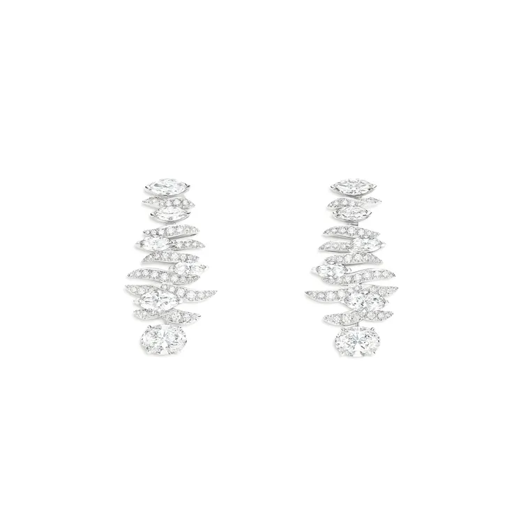 CHAUMET À Fleur d'Eau 18K白金耳環，鑲嵌2顆各約重2克拉以上的橢圓形鑽石，以及馬眼形切割和明亮式切割鑽石。品牌提供