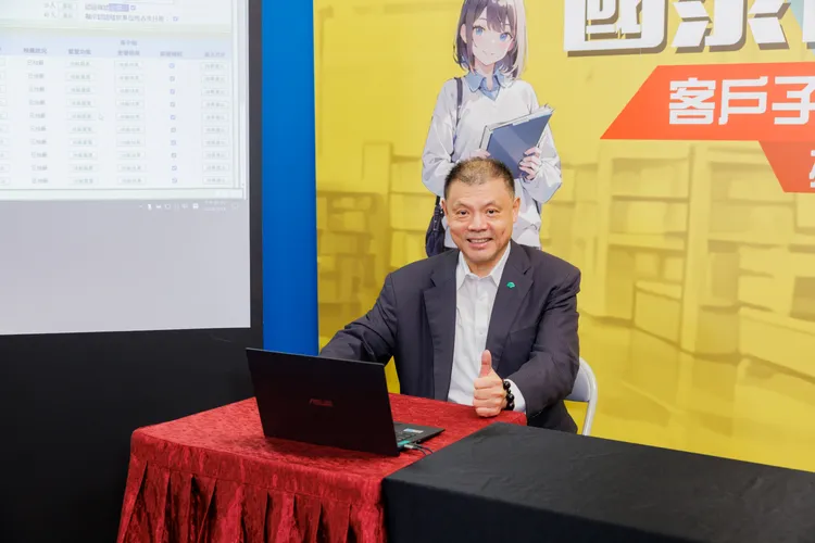 國泰人壽客戶關係促進部協理廖昶超擔任客戶子女獎學金抽籤代表。（圖/國泰金控提供）