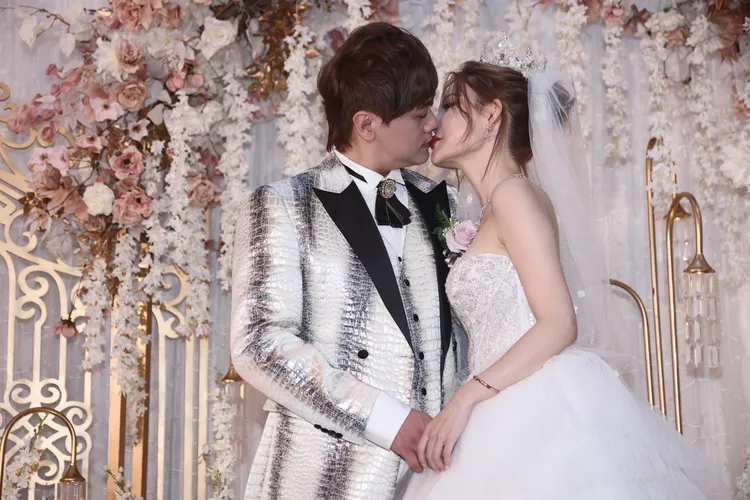 孟慶而和老公Eddie甜蜜親吻。彭欣偉攝