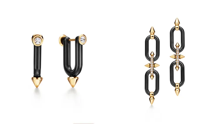 Tiffany Titan by Pharrell Williams系列，（左）18K黃金與黑鈦金鋪鑲鑽石耳環，可轉換成單鑽造型配戴；（右）18K黃金與黑鈦金鋪鑲鑽石垂墜式耳環。品牌提供