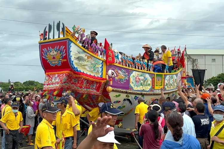 沿途丟撒紅包、糖果，信眾爭相撿取保平安。王志弘攝