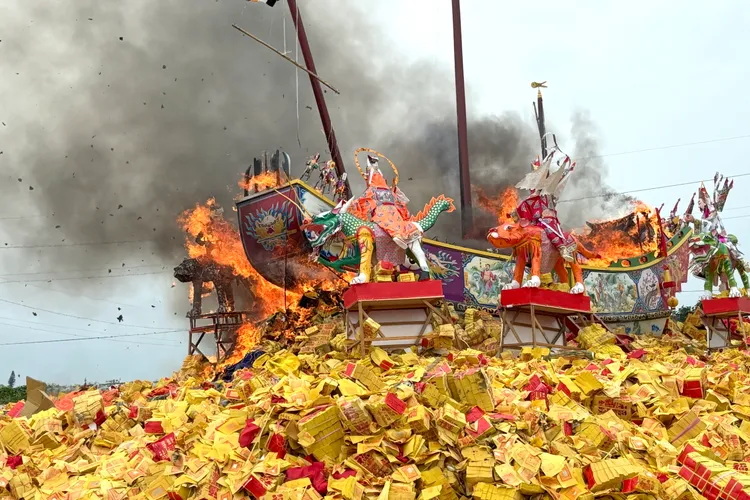 王船火化，象徵乘載千歲爺返回天庭繳旨。王志弘攝