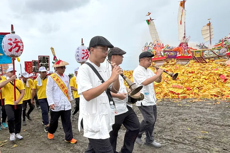 文武陣頭環繞王船展演，熱鬧滾滾。王志弘攝